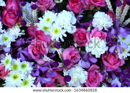 A close up picture of a bouquet of flowers  That has many kinds of flowers