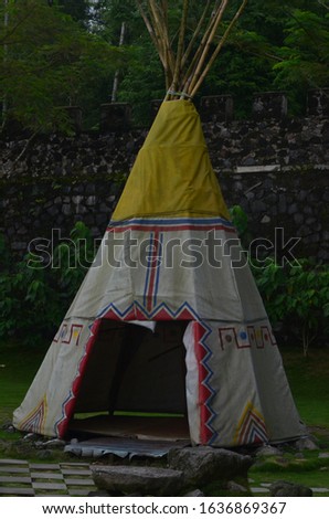 This cone-style tent house on the slopes of Mount Merapi is a favorite for visitors so that the tourist park can take shelter as well as their own photos. 