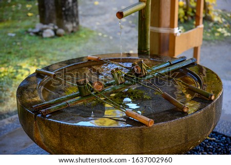 The basin is made of stone and dippers are made of bamboo. The Japanese language, called "Chozusha", was created for those who worshiped the shrine to wash their hands and mouth.