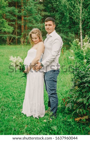 young couple expecting a baby at a photo shoot in the Park