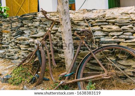 Rusty bike supported in a wall