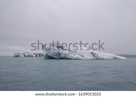 picture of the glacier and iceberg in Iceland