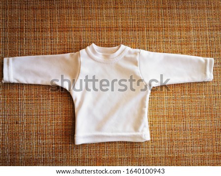 White mini long sleeve t-shirt for children's toy