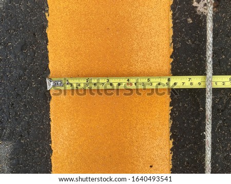 Checking the width of the traffic line In road construction
