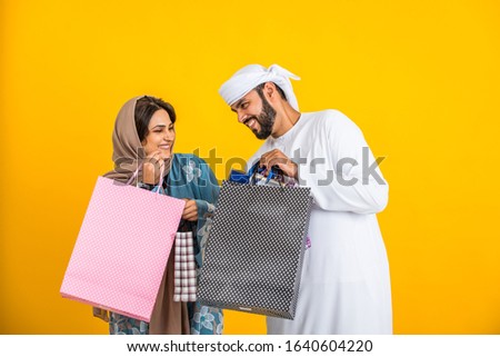 Middle eastern family with traditional emirates dresses posing in a photographic studio - Concepts about lifestyle, happiness and family relationship in the UAE