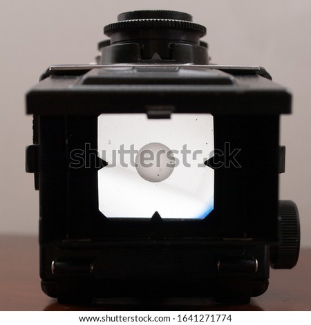 Medium format camera viewfinder in dark environment