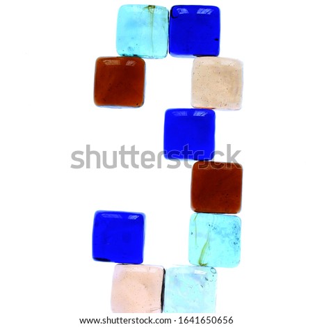 фото цифры из цветных прозрачных камешков на белом фоне