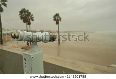 Tourist telescope placed on the beach to observe the boats. Translation: "Insert coin of € 1 for the slot and work automatically"