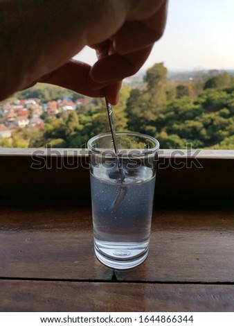 Photos of clear glasses on a wooden table in a restaurant Is a shop on the high mountains Beautiful view, nice weather, vintage