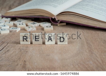 the word read written with cube letters on wooden background