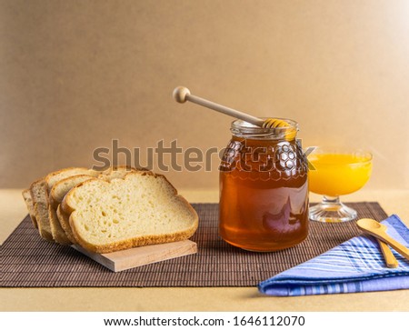 product, photography, commercial, food, gastronomy, delicious, honey, bread, wood, bee, rustic, natural, handmade, close-up, general shot, movement, snack, dinner, breakfast, creative