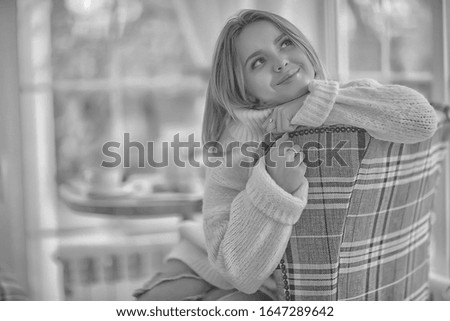 happy cheerful blonde portrait casual, young model posing in photo, sipmatic healthy girl smiling