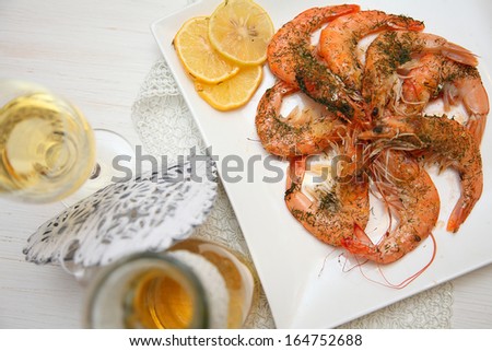  Food styling. Fried Shrimps with Lemon and Sauce. Romantic dinner in the restaurant premium. Shrimp with lemon white wine on a wooden background.