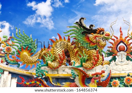 Chinese style dragon statue on the rooftop of temple 