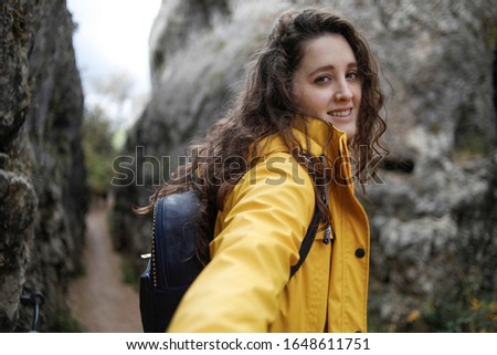 
Photo session in the Enchanted City of Cuenca with A girl dressed in a yellow raincoat and surrounded by countryside 5