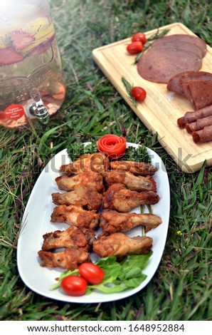 Prepare several food menus for friends to be able to picnic in nature.