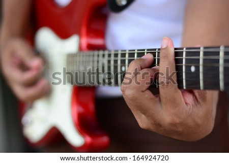 guitarist plays 