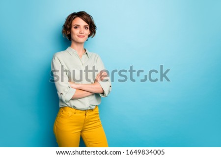 Photo of attractive pretty business lady short hairstyle friendly smiling responsible person arms crossed wear casual green shirt yellow pants isolated blue color background