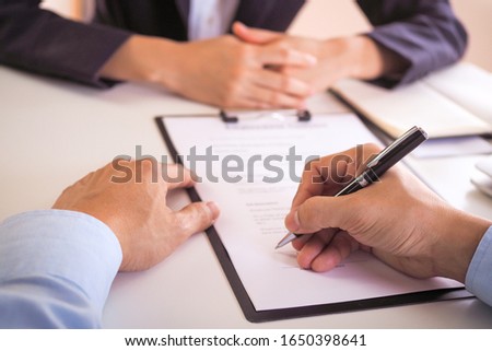The business team read the documents before signing the contract, signed the agreement to invest Start a new project in the office.
