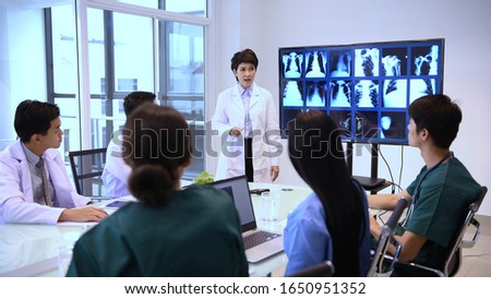 The experts are teaching medical students in the meeting room.