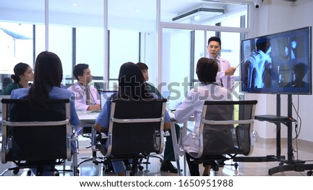 The male and female doctors are meeting together in the room.