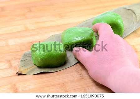 Reach for the green Chinese glutinous rice balls on the bamboo chopping board
