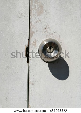 The​ rust​y​ damaged​ to​ key​ on​ the​ door​ background. The old key​ on​ the​ white​ wall​ for​ background. Rust​ of key​