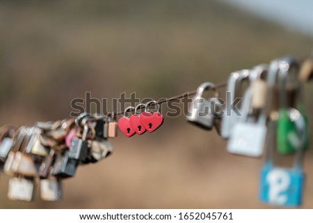 Hang the keys on the suspension cable to show confidence in love.