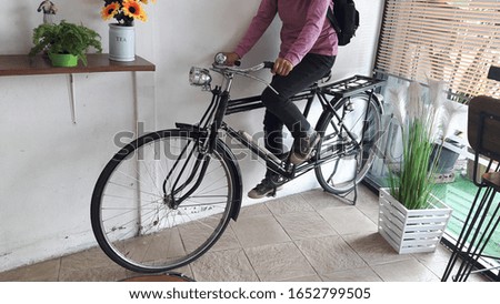 Female tourists practice cycling in a coffee shop.