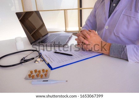 The doctor sat on the table, worked, checked the patient's documents
Sit, study, research, treat, research in treatment.