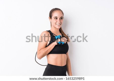 Young caucasian sporty woman holding a jump rope