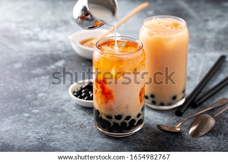 Making milk bubble tea with tapioca pearls