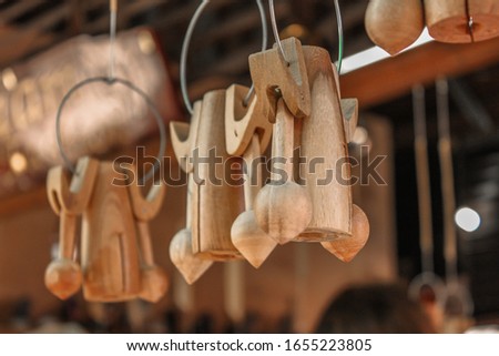 The blurred background of wooden decorations, various shapes, to be hung in a shop or tourist attraction