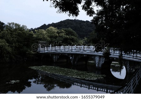 a picture of a bridge over a pond