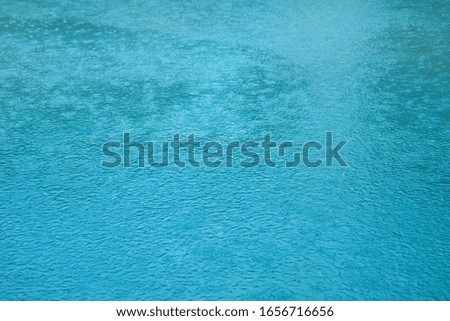 Raindrops on the surface of the clear water surface background