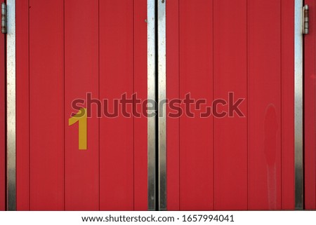 GRAPHIC RESOURCES, COLOUR BLOCK, PRIMARY COLOURS, BRIGHTLY COLOURED NUMBERS ON DOORS OF WOODEN BEACH HUTS AT SEASIDE IN WELSH RESORT OF BARRY. 