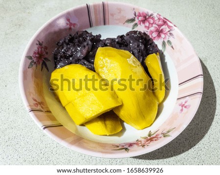 Thai dessert pictures Black glutinous mango Along with the coconut milk mixed together well, very tasty