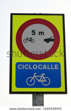 Traffic sign: "Minimum distance between vehicle and bicycle 5 m", Alicante Province, Costa Blanca, Spain