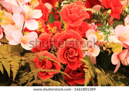 The bouquet consists of red and yellow roses arranged for display at the show, with a variety of beautiful and bright colors that will please the attendees.
