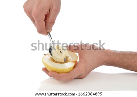 Lifehacks - Removing Core of Pear with Spoon  
