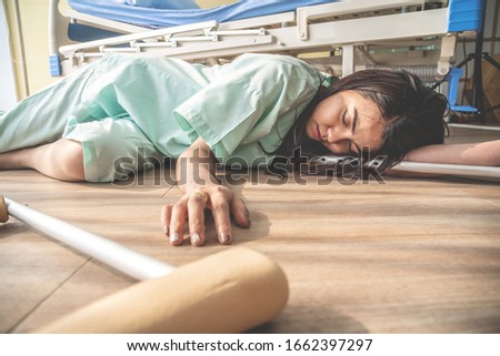 The female patient fell unconscious lying on the floor at hospital. There was a support rod falling to the wooden floor in the sick room, epilepsy, unconsciousness, accident or other health
