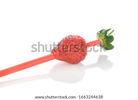Lifehacks; Remove Stems of Strawberries Easily Using Straw     