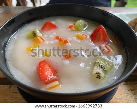 bowling fruit serves this drink with jackfruit juice and is sprinkled with striberries, kiwis, melons and jely