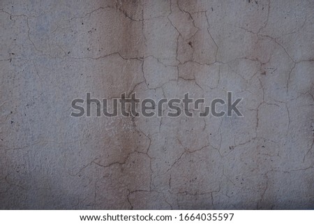 Ole plaster walls with cracks
