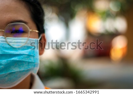 Wearing three layers of blue masks to protect against dust and coronary artery viruses and wearing glasses
