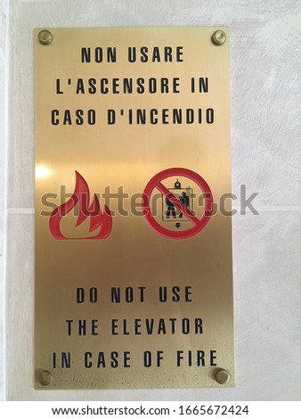 Information plate with the inscription: Do not use the elevator during a fire