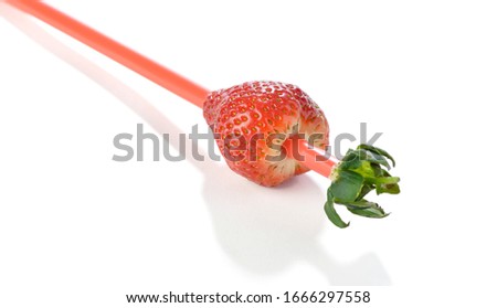 Life hack; Remove stems from strawberries quickly with a thick straw. 