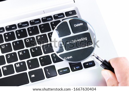 Computer keyboard with the letters "Teleworking" (teleworking image)