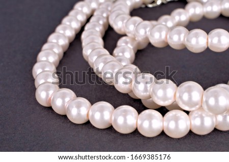 String of pearls on a solid background.
