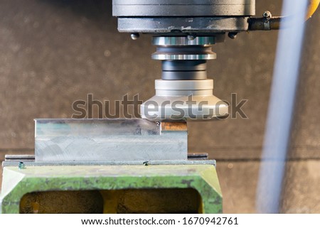 A quick-cutting mill with rapid soldering makes metal removal on a CNC machine, chips flies to the sides.